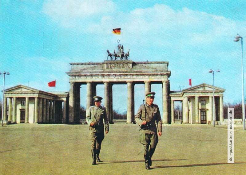 Grenzposten der Nationalen Volksarmee an der Staatsgrenze zu Westberlin - um 1970