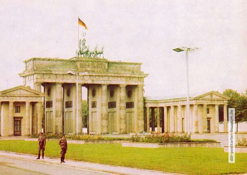 Posten der Grenztruppen der DDR an der Staatsgrenze zu Berlin (West) - um 1970