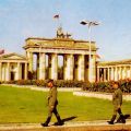 Posten der Grenztruppen der DDR an der Staatsgrenze am Brandenburger Tor - um 1970