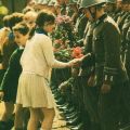 Junge PIoniere beglückwünschen Soldaten der NVA anläßlich ihrer Vereidigung - 1970