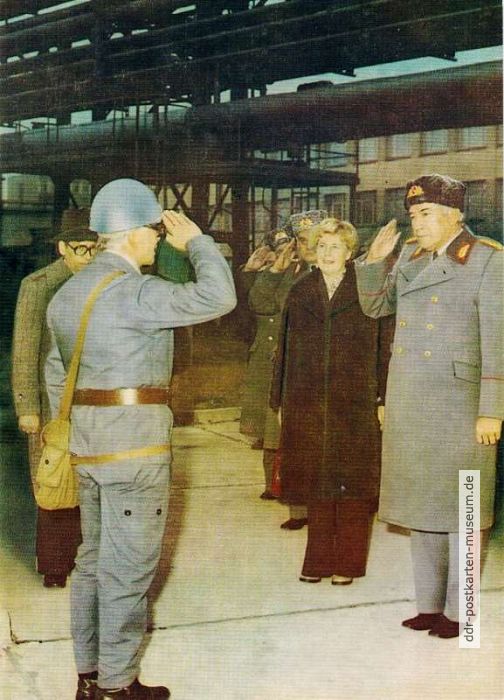 Armeegeneral Heinz Hoffmann nimmt Meldung des Kommandeurs der Zivilverteidigung entgegen - 1983