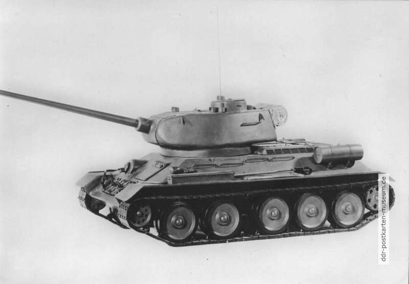 Ausstellungsabschnitt 1933-1945, Modell vom Panzer "T 34/85" der Roten Armee - 1965