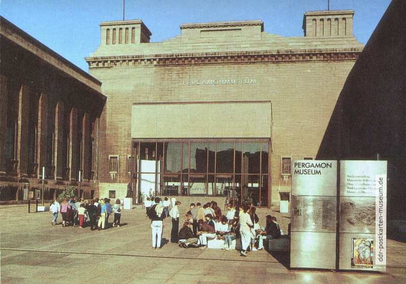 Eingang zum Pergamonmuseum und Antikensammlung - 1987