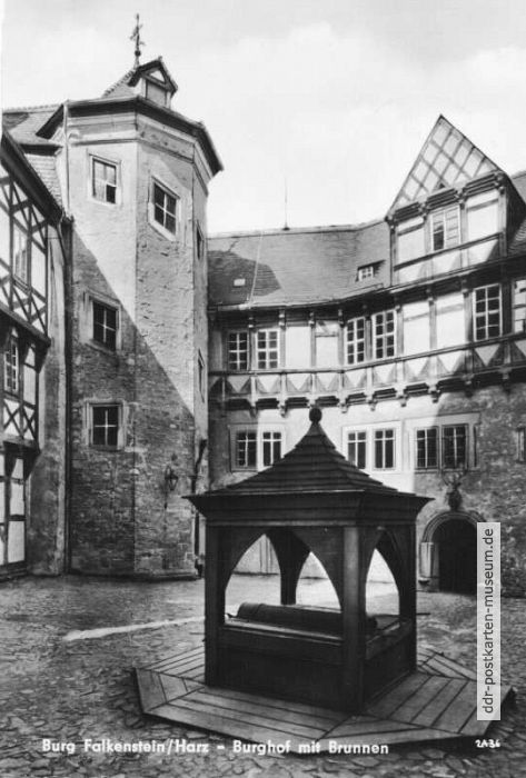 Burg Falkenstein, Burghof mit Brunnen - 1961