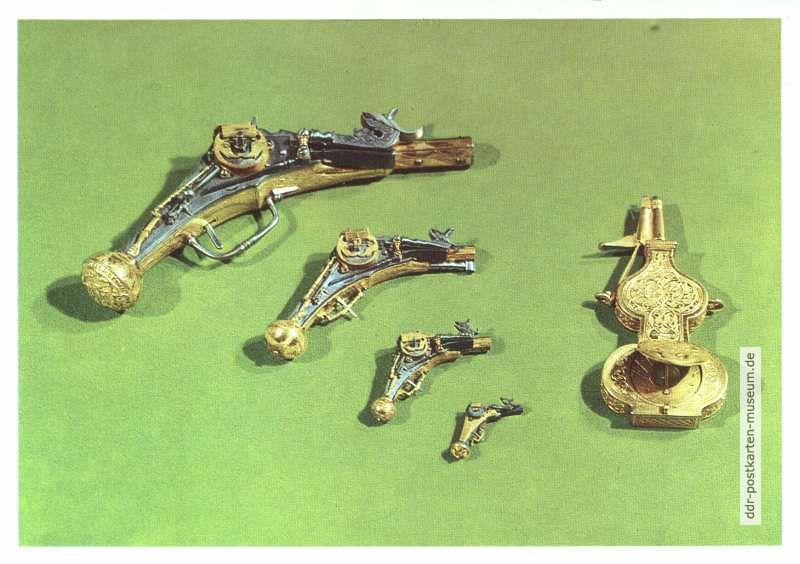 Historisches Museum Dresden - Miniaturpistolen, Kugelzangen, Pulverflasche mit Kompaß 16.Jh., Deutsche Arbeit - 1976