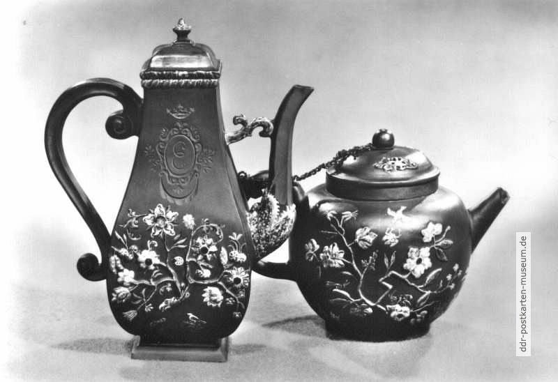 Kaffee- und Teekanne aus Böttgersteinzeug mit Emailmalerei und Granaten - 1973