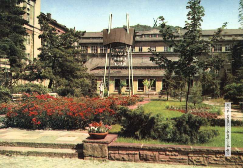 VEB Staatliche Porzellan-Manufaktur, Werkhof mit 1960 erbautem Glockenturm - 1962