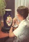 VEB Staatliche Porzellan-Manufaktur, Junge Malerin an Vase von Prof. Börner - 1964