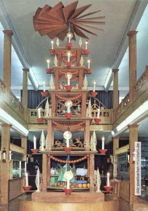6 Meter hohe Pyramide im Erzgebirgischen Spielzeugmuseum Seiffen - 1978