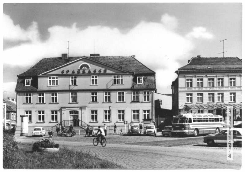 Marktplatz mit Sparkasse und Hotel "Goldene Kugel" - 1967