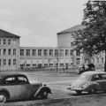 Dresden, DDR-Automobile "F 8" und "F 9" vor der Hochschule für Verkehrswesen - 1955