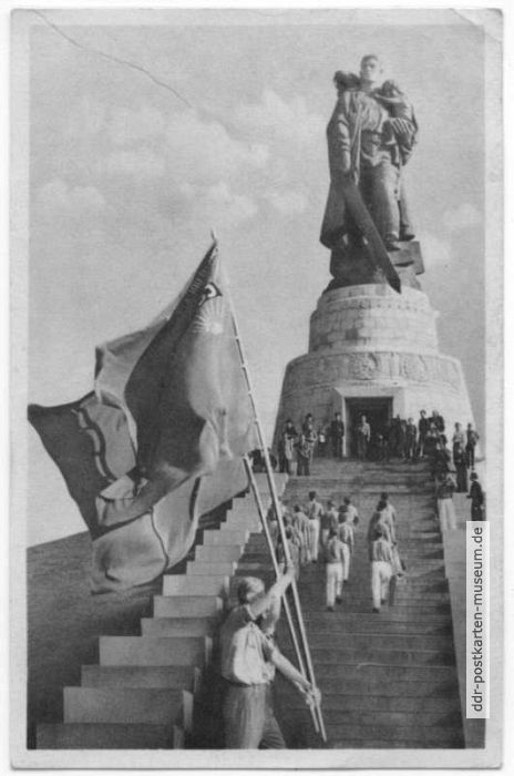 Kranzniederlegung der FDJ am Tag der Einweihung des Sowjetischen Ehrenmal in Berlin, Treptower Park - 1950 