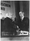 Volkskammerpräsident Johannes Dieckmann gratuliert Wilhelm Pieck zur Wahl zum Präsidenten der DDR - 1970