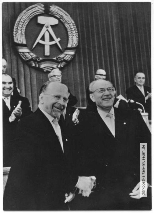 Otto Grotewohl gratuliert Walter Ulbricht zur Wahl des Vorsitzenden des DDR-Staatsrates am 12.9.1960 - 1970