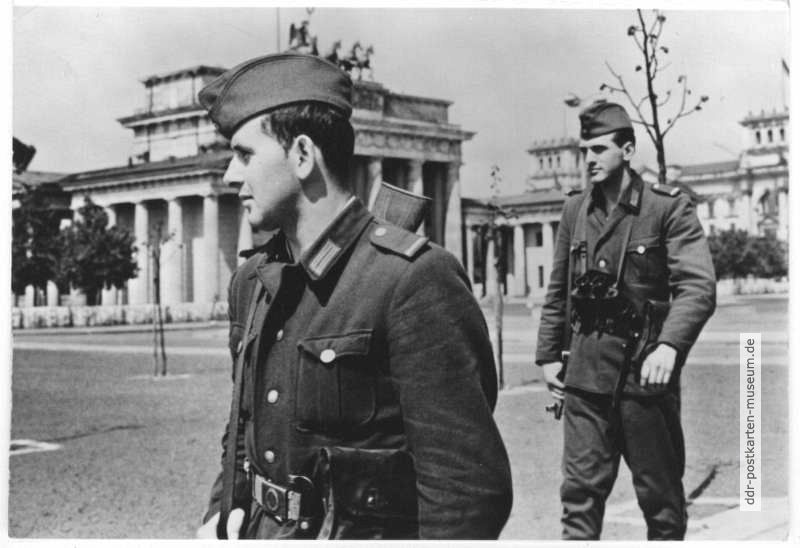10 Jahre Antifaschistischer Schutzwall in Berlin, Grenzposten am Brandenburger Tor - 1971