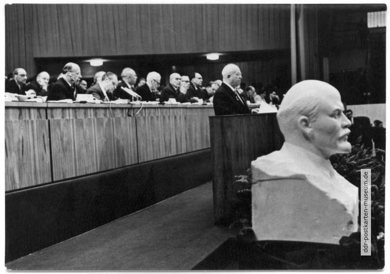 VI. Parteitag der SED 1963 in Berlin, Ehrentribüne und Lenin-Büste - 1963