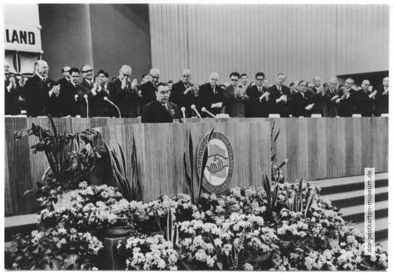 VII. Parteitag der SED 1967 in Berlin, Leonid Breschnjew am Rednerpult - 1967