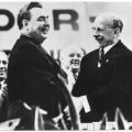 VII. Parteitag der SED 1967 in Berlin, Walter Ulbricht begrüßt Leonid Breschnjew - 1969