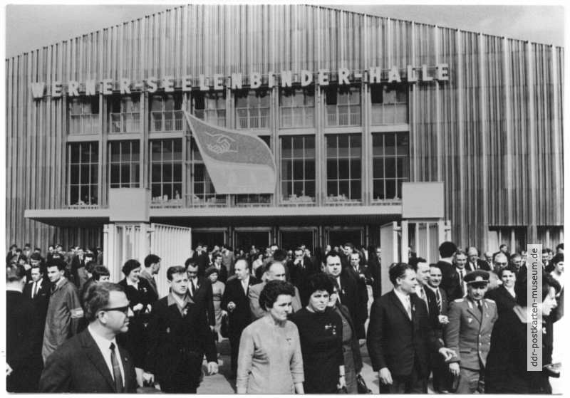 VII. Parteitag der SED 1967 in Berlin, Delegierte vor der Werner-Seelenbinder-Halle - 1967