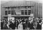 VII. Parteitag der SED 1967 in Berlin, Delegierte vor der Werner-Seelenbinder-Halle - 1967