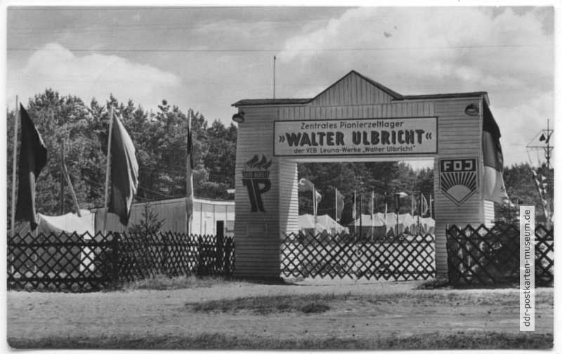 Eingang vom Zentralen Pionier-Zeltlager "Walter Ulbricht" des VEB Leuna-Werke in Lubmin - 1961