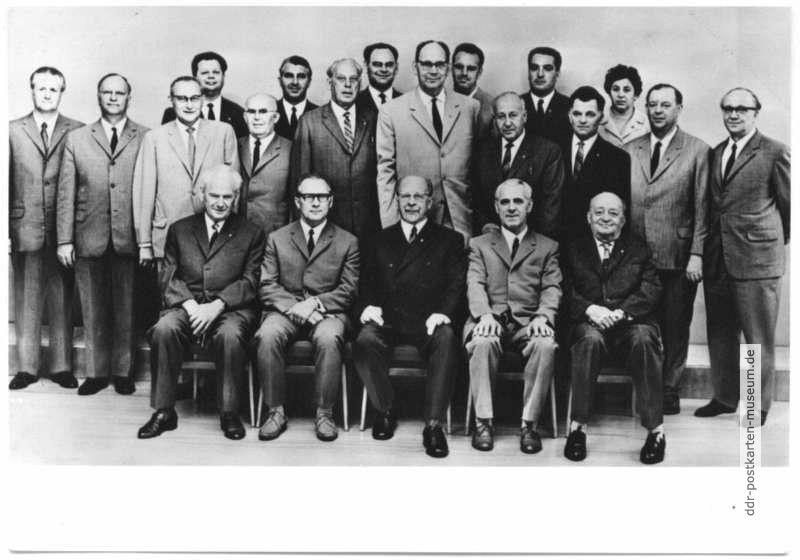 Walter Ulbricht im Kreis der Mitglieder des Politbüros des ZK der SED im Juli 1968 - 1970