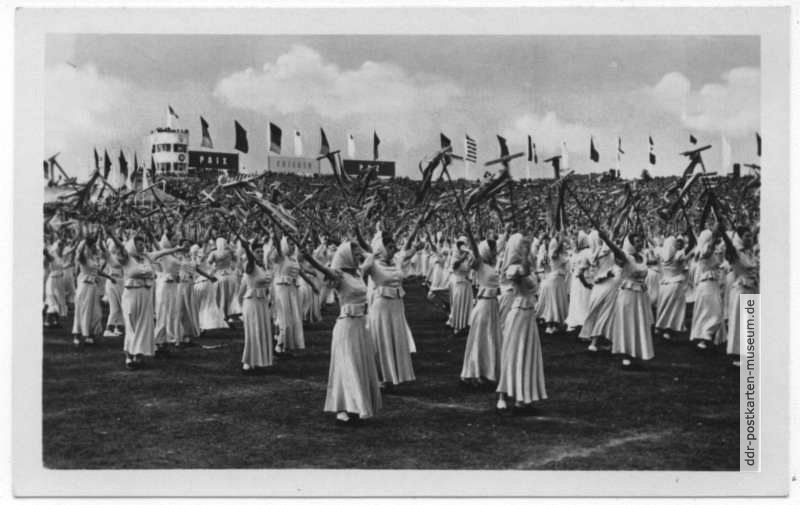 Massenaufmarsch bei der Eröffnung der Weltfestspiele 1951 in Berliner Walter-Ulbricht-Stadion - 1951