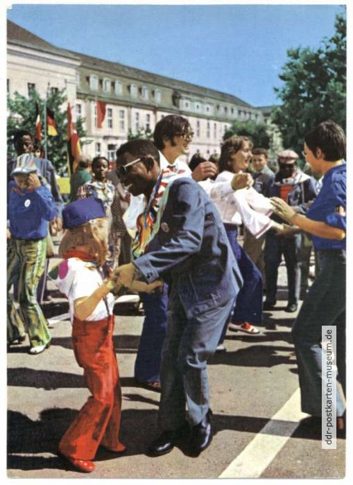 Weltfestspiele 1973 - Adressen werden getauscht, Autogramme gegeben, Freundschaften geschlossen... - 1973