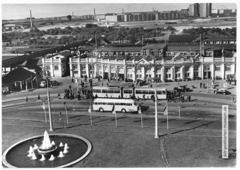 Hauptbahnhof mit Vorplatz und Blick zur Südstadt - 1970