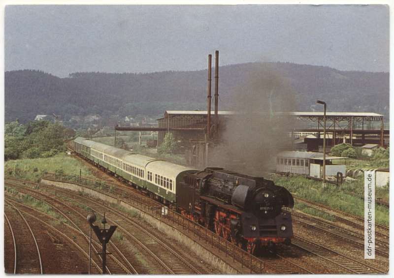 Personenzug bei der Ausfahrt vom Bahnhof Saalfeld - 1980