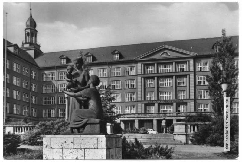 Agricola-Krankenhaus, Plastik "Mutter und Kind" - 1971