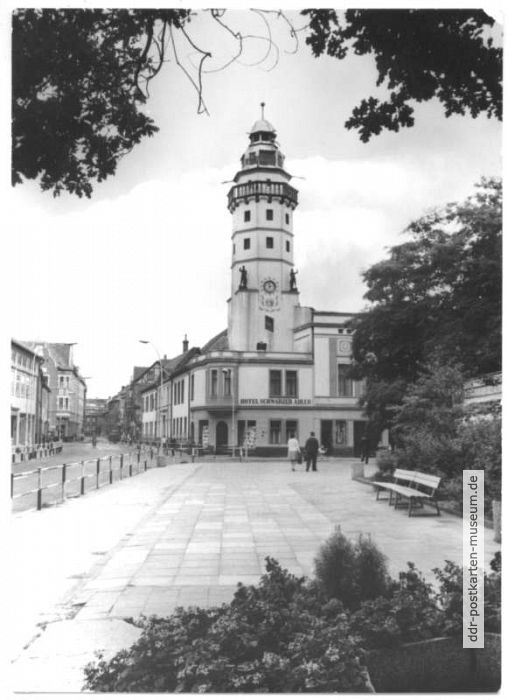 Straße der Jugend, Hotel "Schwarzer Adler" und Rathausturm - 1982
