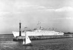 Ausfahrt des FGDB-Urlauberschiffes MS "Völkerfreundschaft" in Warnemünde - 1963