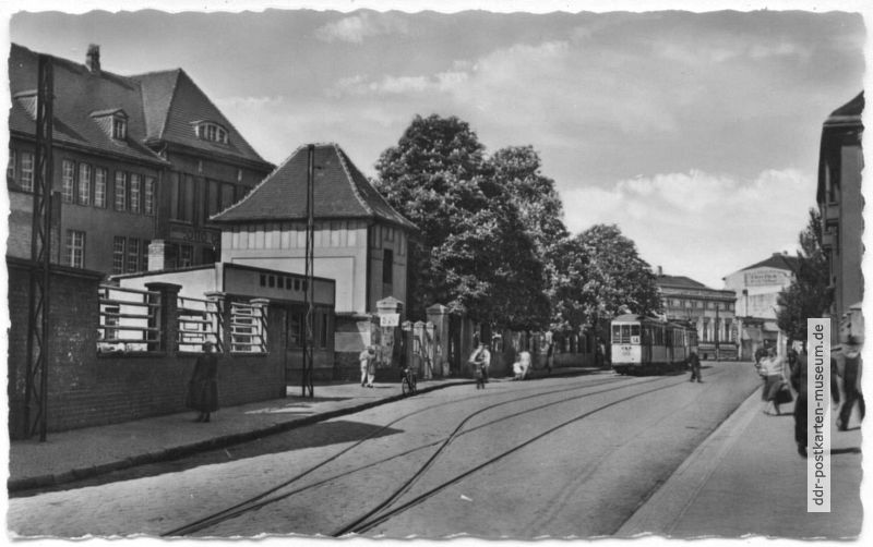 Nicolaistraße, Konsum-Verkaufsstelle und Straßenbahn Linie 14  - 1959