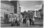Straßenbahn-Haltestelle am Leninplatz, Lichtspieltheater - 1957