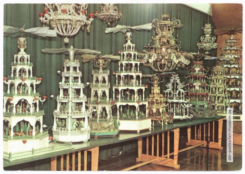 Erzgebirgisches Spielzeugmuseum, Pyramiden und Hängeleuchter aus 2 Jahrhunderten - 1978