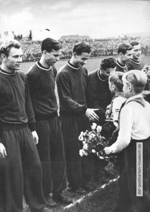Junge Pioniere begrüßen die Fußballmannschaft von Torpedo Moskau - 1955