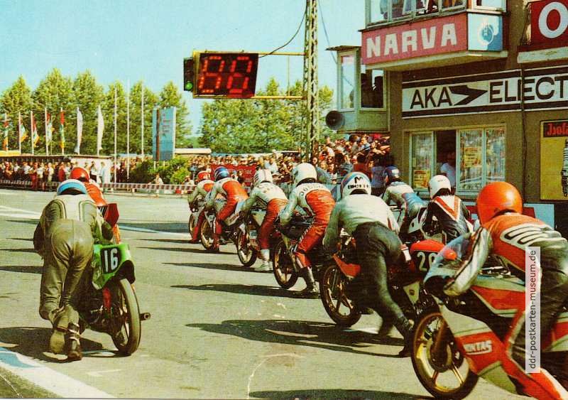 Schleizer Dreieck-Rennen, Kurz vor dem Start eines Motorradrennens - 1987