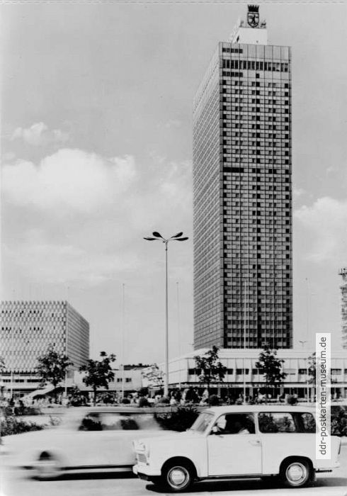 Trabant 601 am Berliner Alexanderplatz, Hotel "Stadt Berlin" - 1973