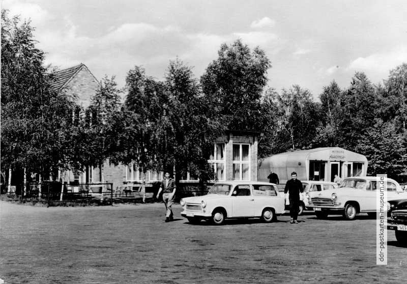 Trabant 601 vor einem "Wolga" auf Parkplatz der Autobahnraststätte Freienhufen - 1970