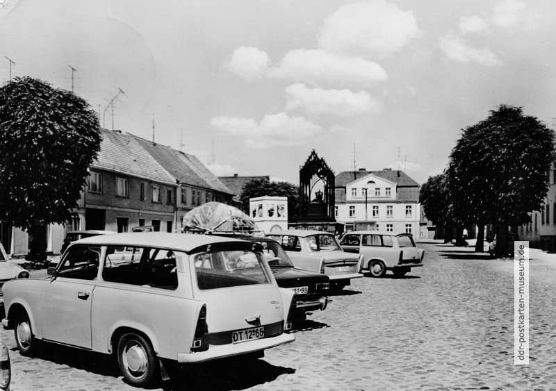 Trabant Kombi auf dem Schinkelplatz in Gransee (Bezirk Potsdam) - 1976bi-Gransee-1976