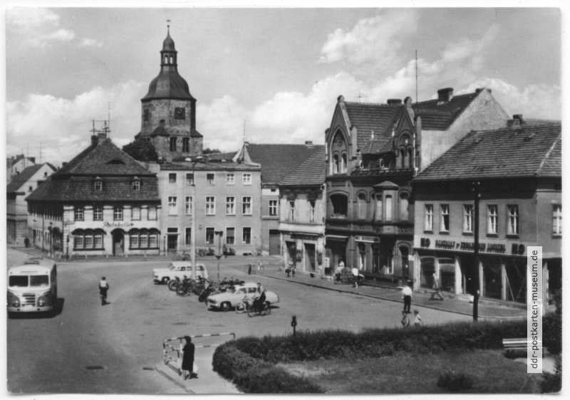 Marktplatz, Ratskeller und Kirche - 1966