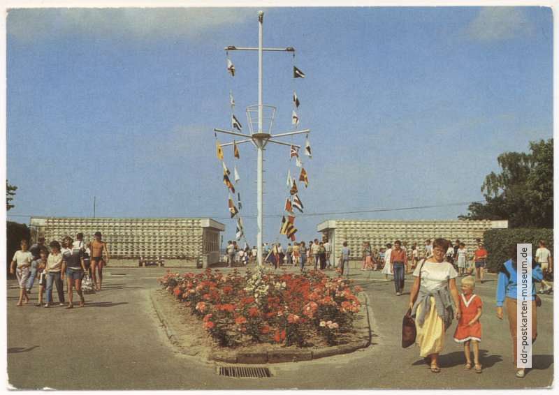 Strandzugang und Fahnenmast mit Seeflaggen - 1988