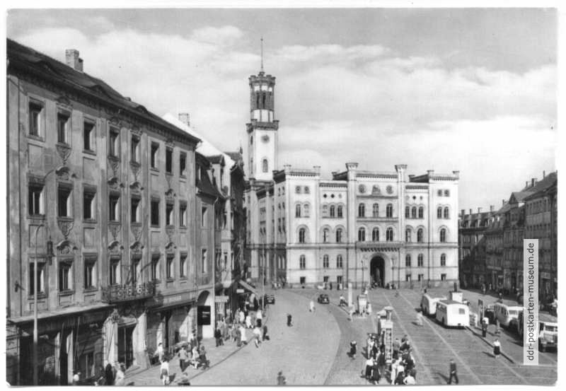 Platz der Jugend mit Rathaus und Bushaltestelle - 1956