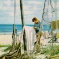 Küstenfischer beim Netzeflicken am Ostseestrand (Insel Usedom) - 1964 / 1973