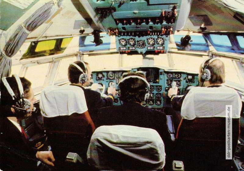 Flugkapitän mit Crew im Cockpit einer IL-62 der Interflug - 1983