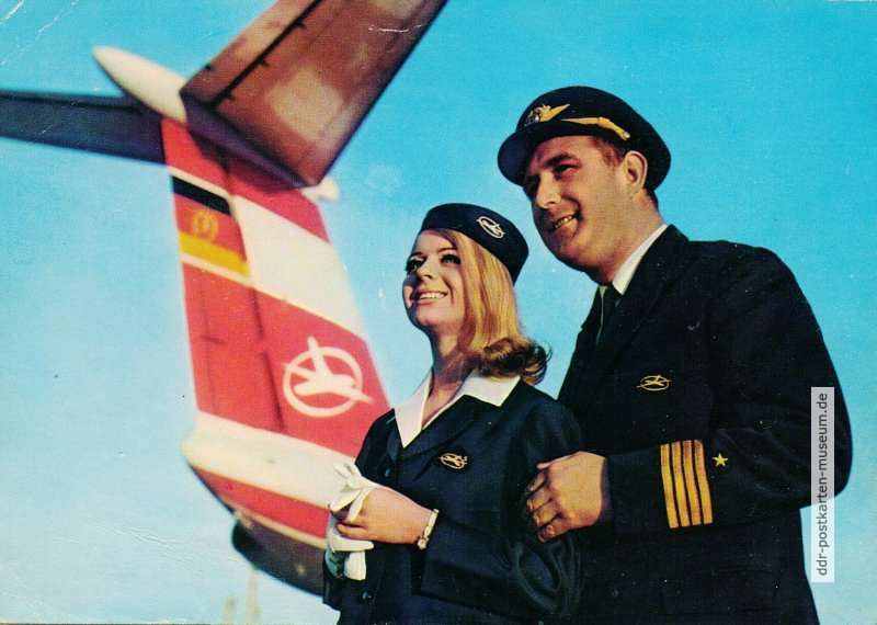 Flugkapitän und Stewardess der Interflug - 1970