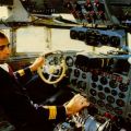 Flugkapitän im Cockpit einer IL-18 der Interflug - 1982