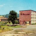 Blick auf Verwaltungsgebäude und Werk des VEB Porzellanwerk in Kahla (Bezirk Gera) - 1970
