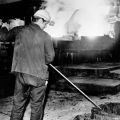 Gießen des flüssigen Stahls in Kokillen im VEB Stahl- und Walzwerk Riesa - 1975